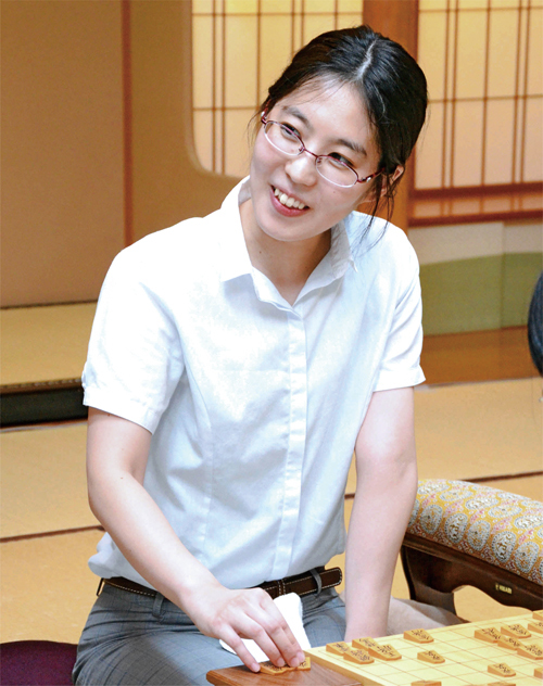 島根県：特集2：里見香奈さんに県民栄誉賞（トップ / 県政・統計