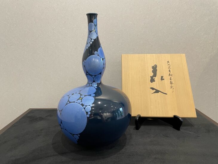 中田一於 作『墨地淡青釉裏銀彩 花入』 ｜骨董品買取 緑和堂