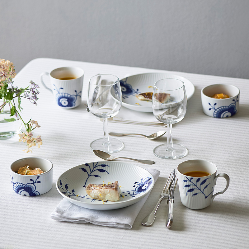 ブルーフルーテッド メガ ディーププレート 20cm|ロイヤル