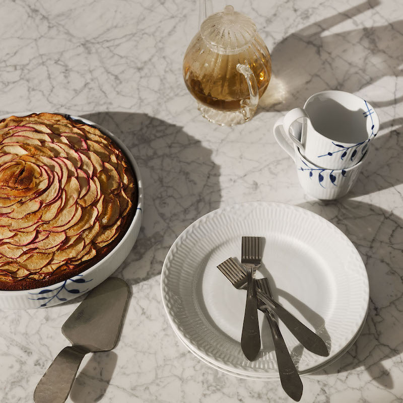 ブルーフルーテッド メガ オーブンウェアラウンド|ロイヤル