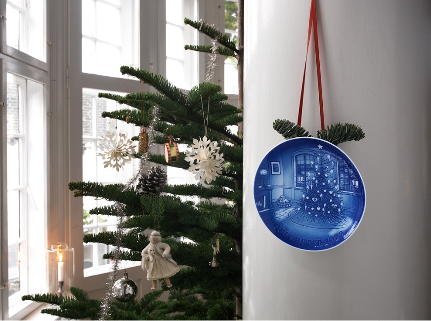 お城のクリスマスイブを描いた「イヤープレート 2022」|ロイヤル