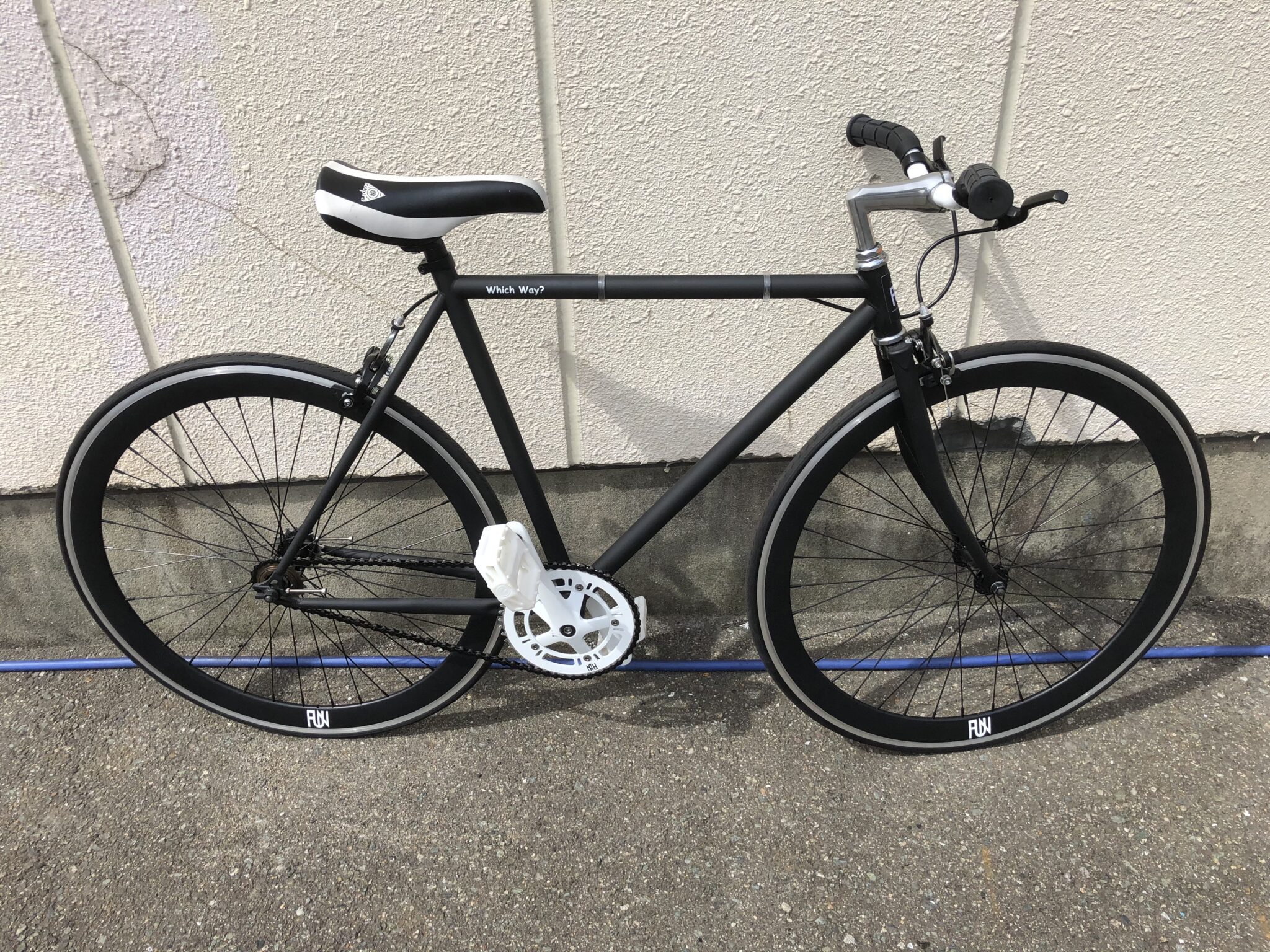 ライダーズカフェ FUN ANGUS 700×23C ピストバイク 完成車 マット