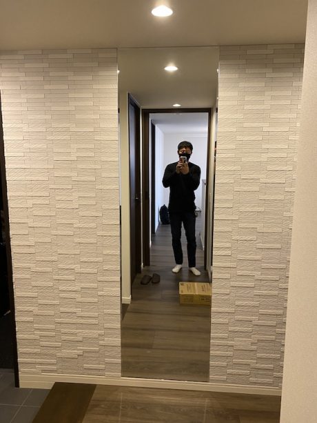 新築マンションの玄関にグラナスルドラのホワイトの施工事例 | エコ