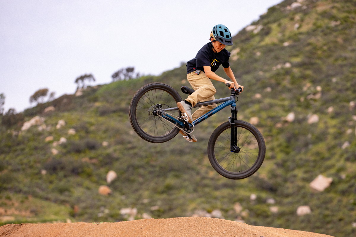 ダートジャンプ・バイク「LABOMBA26」、ユースサイズの「LABOMBA24」発売！