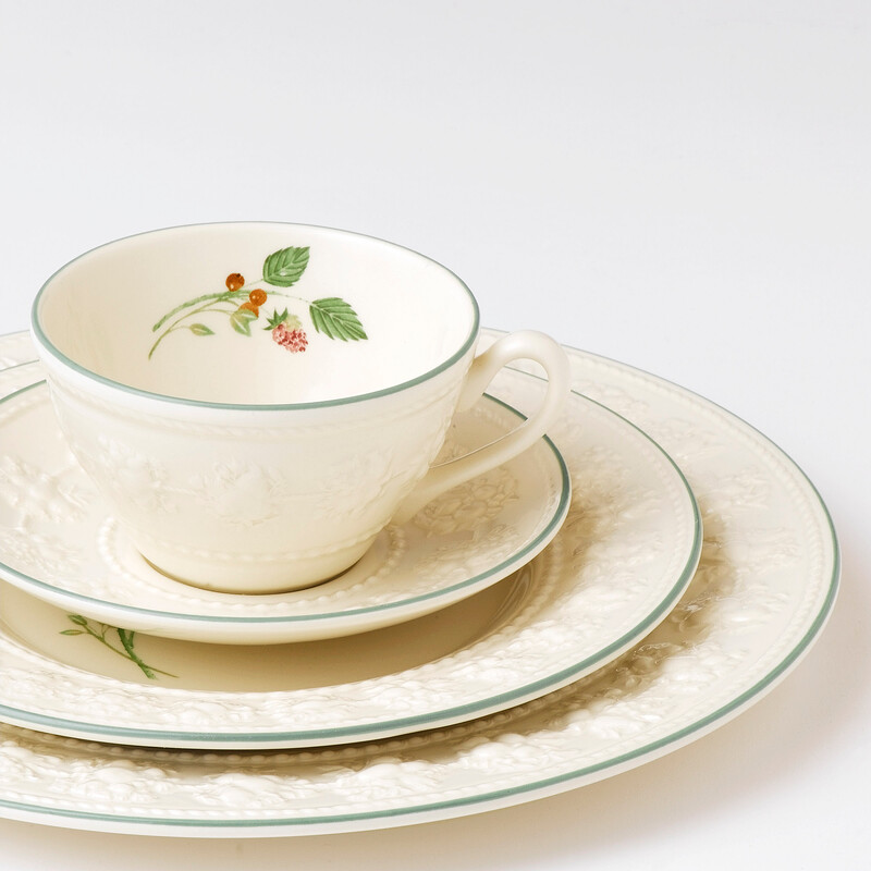 フェスティビティ ラズベリー プレート 27cm|WEDGWOOD公式オンラインストア