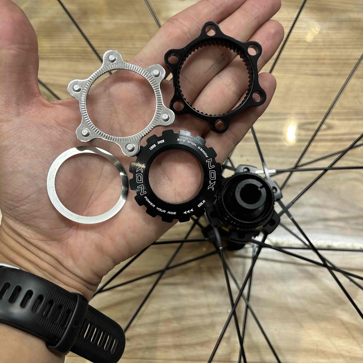 丸亀店】6ボルトをセンターロックに変換！！高松・丸亀でロードバイク