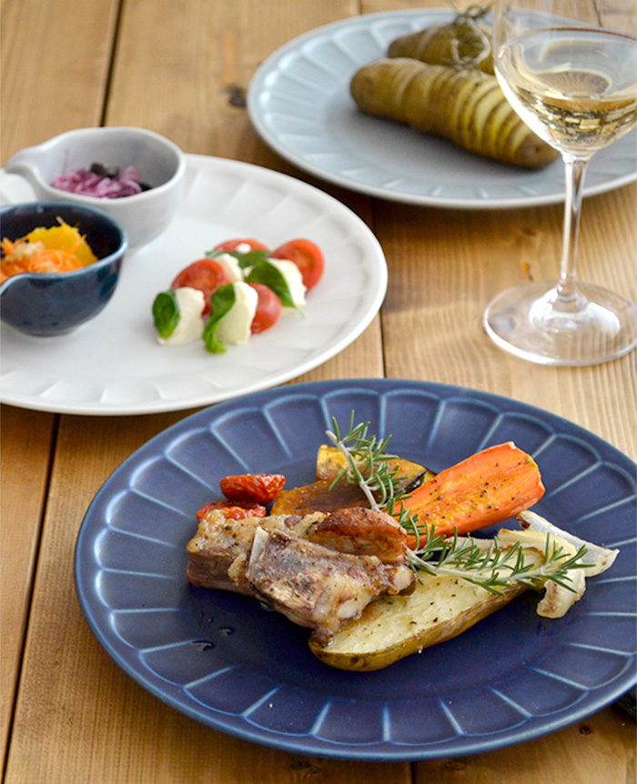 大人気のしのぎお花のシリーズ。23cmの大皿は、ワンプレートやパスタ皿