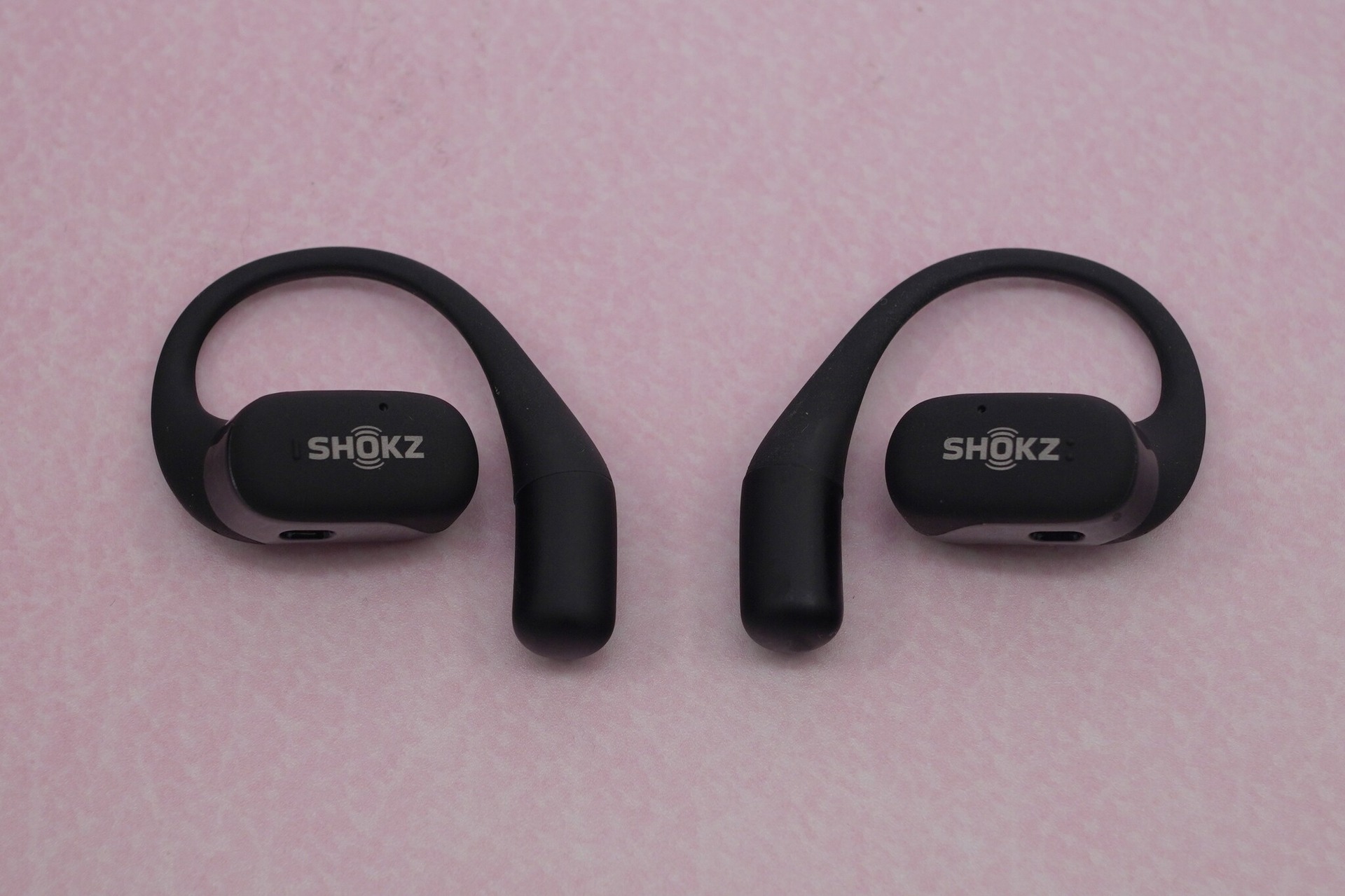 耳を塞がない系の元祖Shokzが投入する、骨伝導じゃない「OpenFit」の