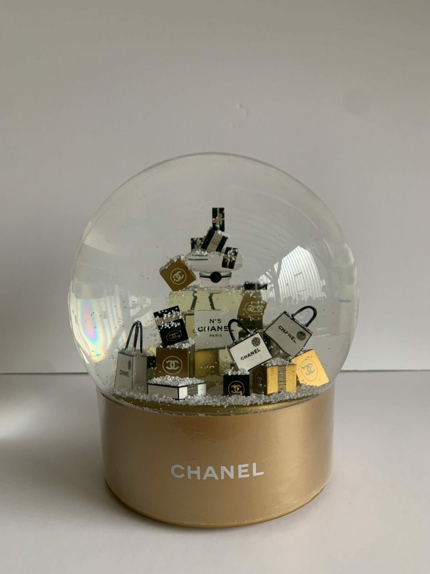 シャネル」電動スノードーム | The AuctionLab
