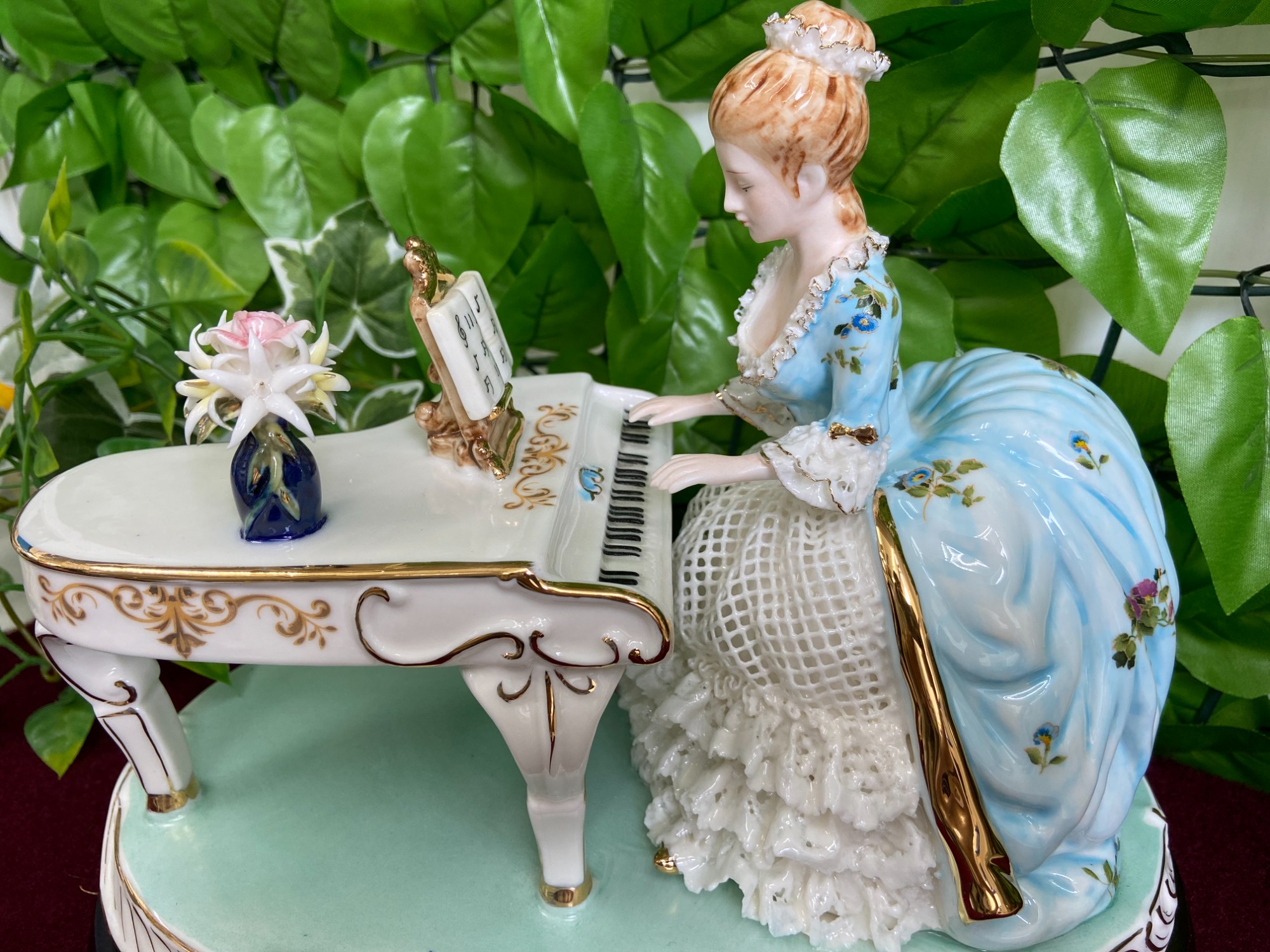 食器だけでなくﾌｨｷﾞｭﾘﾝなどの陶磁器置物もお買取！】繊細なインテリア