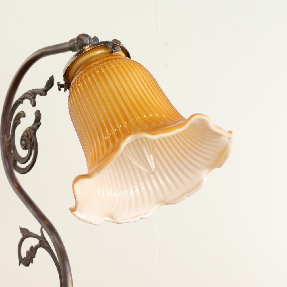 花のようなガラスシェード♪ エレガントなテーブルランプセット【灯具A