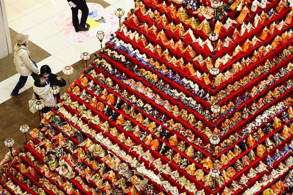 ひな人形産地に7mの「ピラミッド形ひな壇」…8時間かけ31段に