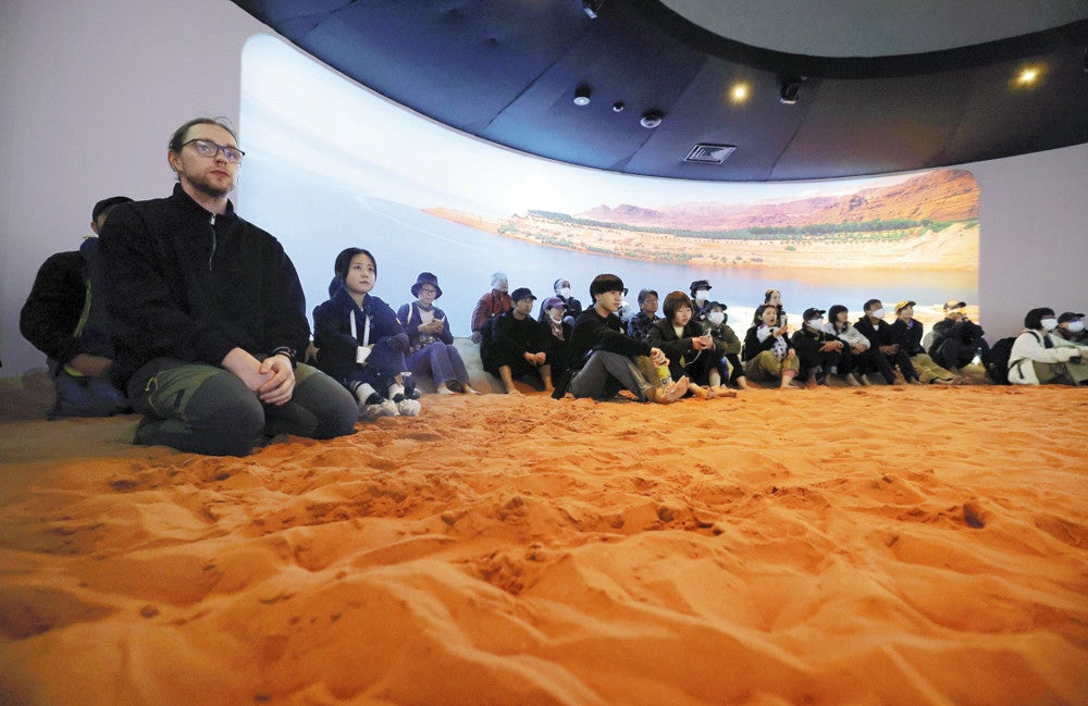 大阪万博:世界遺産「ワディ・ラム」再現、広大な砂漠にいる気分体感