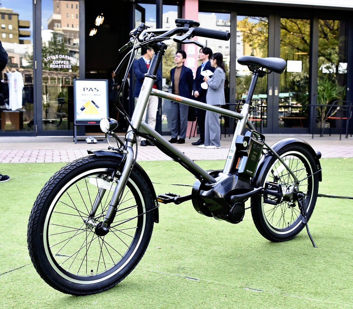 ヤマハ、電動アシスト自転車の新型を発売へ…タイヤ20インチで狭い
