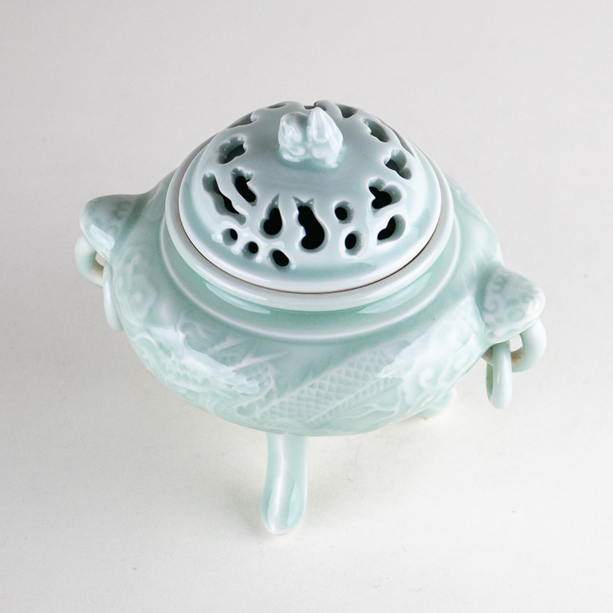 有田焼やきもの市場 | 有田焼 青磁龍彫 三つ足香炉（木箱入） | 美術品