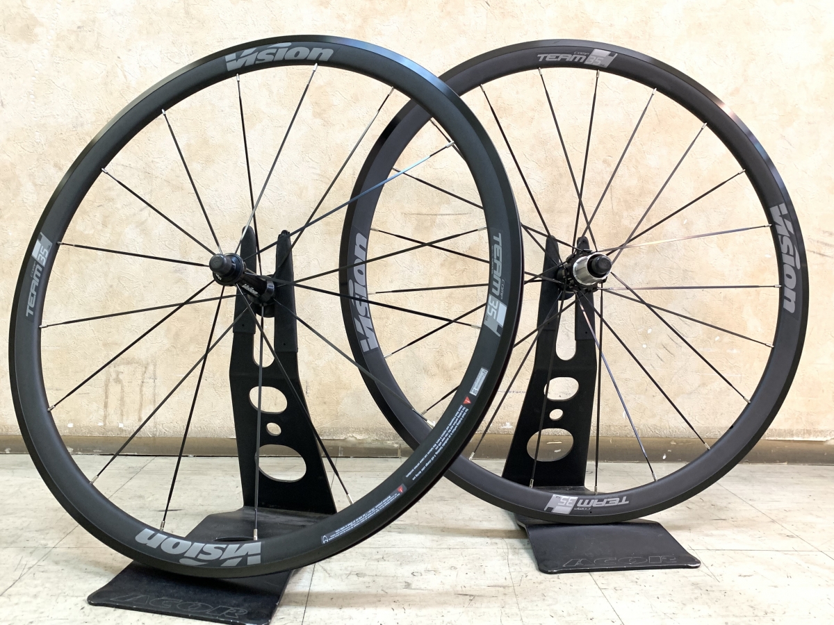 今や希少なブレーキ面までフルBLKなリムブレーキ対応ホイール