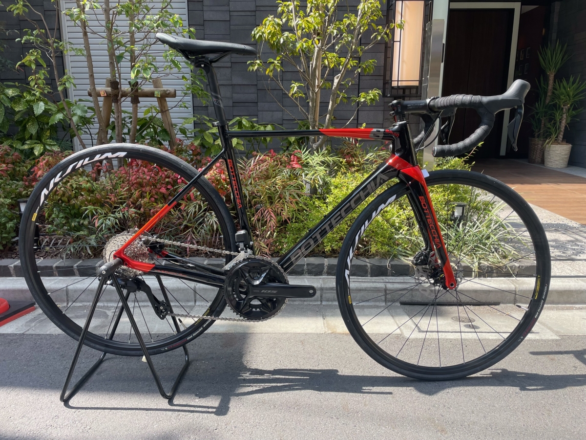 アサゾー×BOTTECCHIA】カーボンフレームにDI2が装備された8AVIO‐REVが