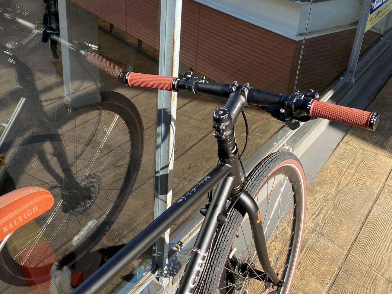 RALEIGH】細身なクロモリフレームのグラベル系クロスバイクが店頭在庫