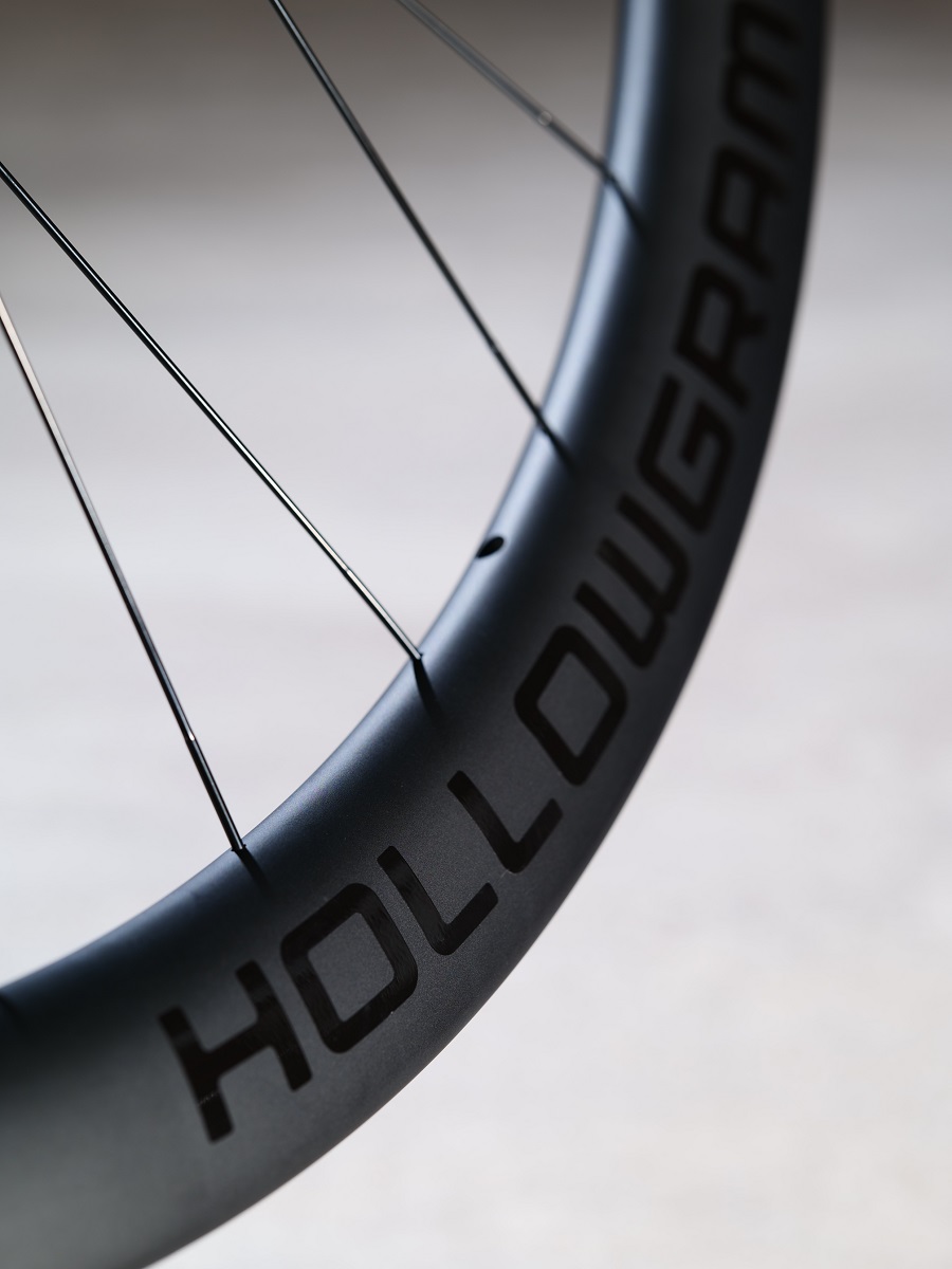 新橋キャノンデールブランドストア】 アルミホイールからのステップ