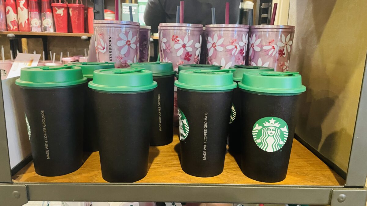 マレーシアのスタバ 豊富なタンブラーとガラガラ店内 空港店舗情報も