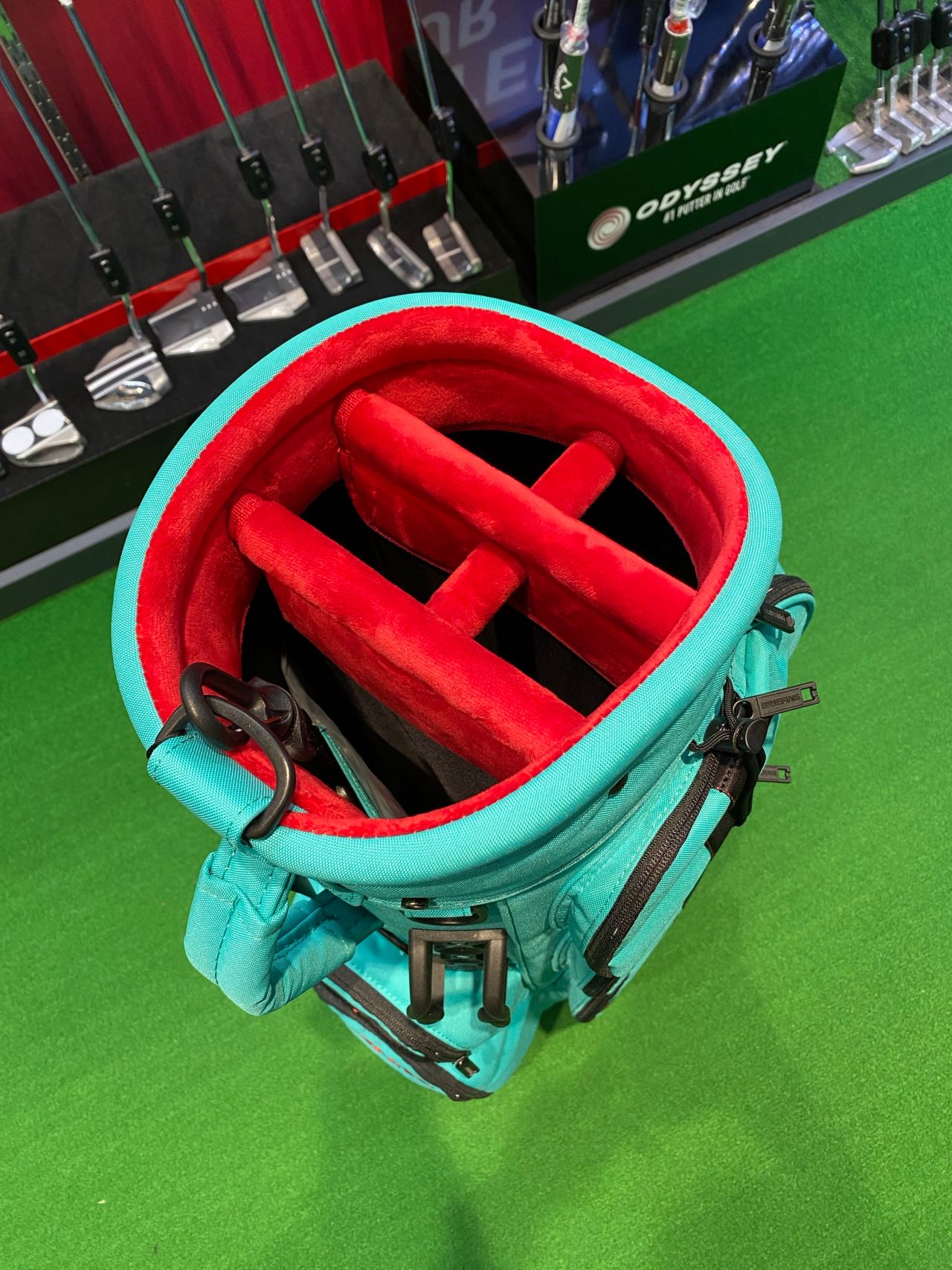 ブリーフィング】ホリデー限定カラーのキャディバッグが入荷しました