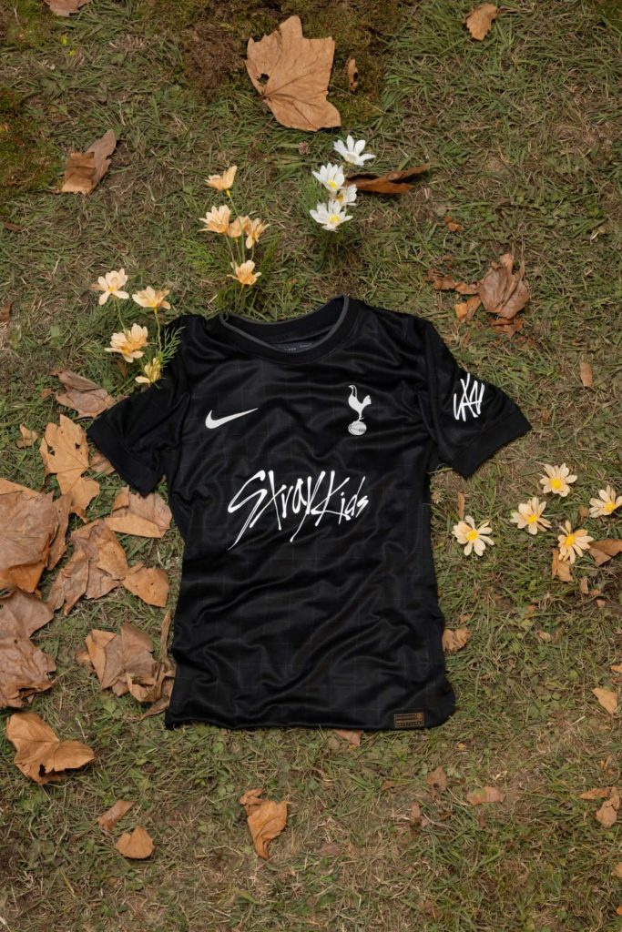 Stray Kids、英トッテナム・ホットスパーと限定コラボユニフォーム発表