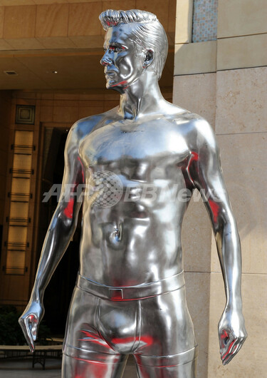 H&M×ベッカムコラボ第2弾記念、シルバーに輝くベッカム像お目見え 写真