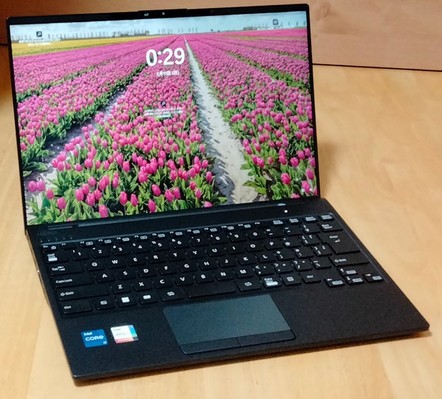 電源アダプター込みでも1kg以下！超軽量で高性能なノートPC LIFEBOOK