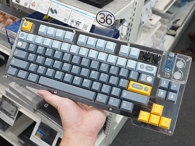 クラシックなコンピューターをモチーフにしたキーキャップセット