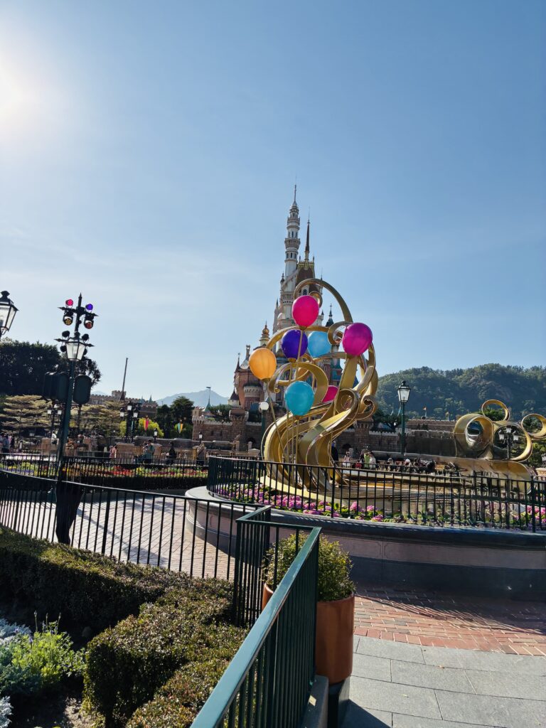 香港ディズニー】パーク内のおすすめ写真スポットをご紹介！ | 3兄弟