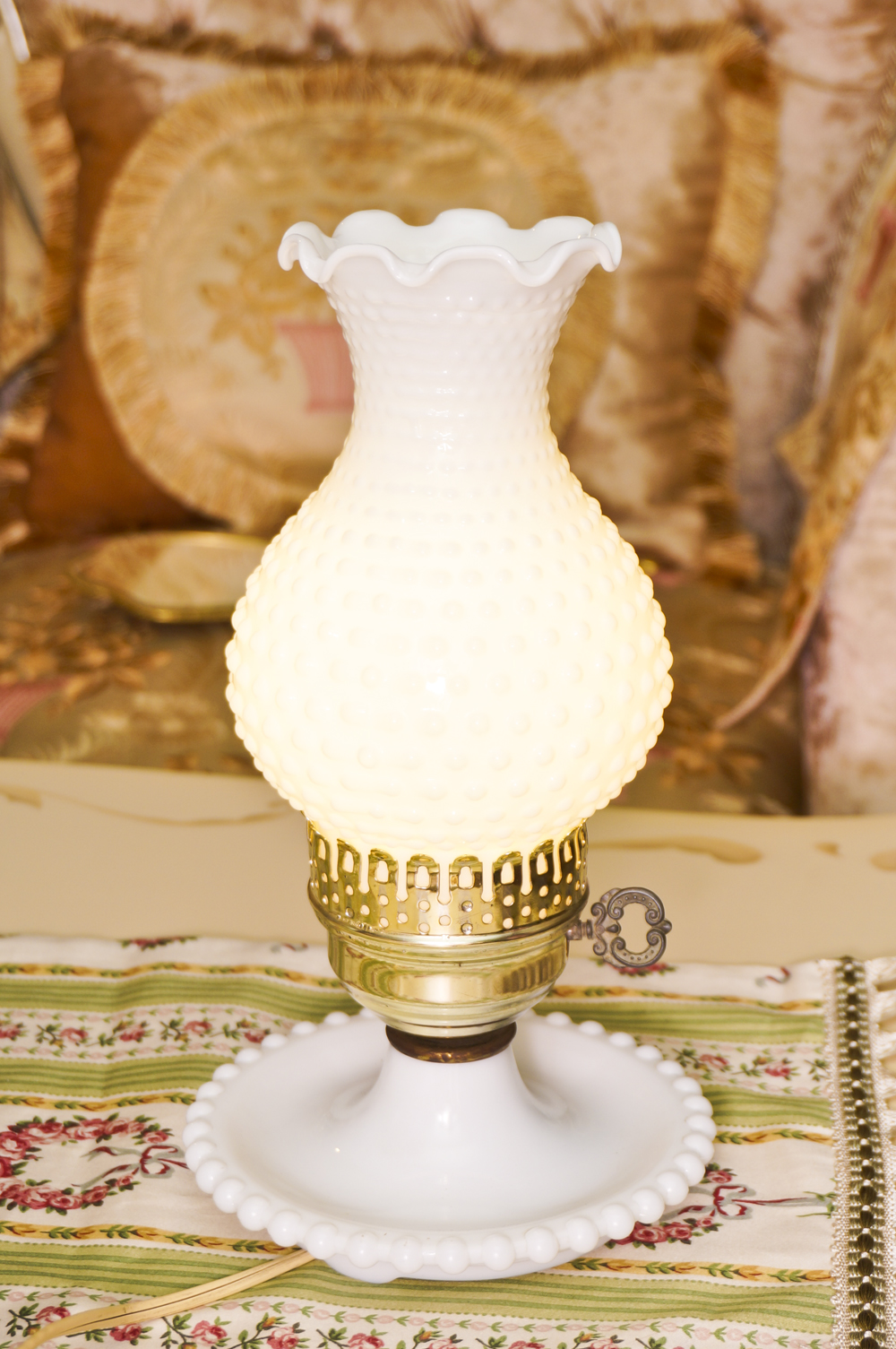 フェントン製 ボブネイル ミルクガラス テーブルランプ – Allen