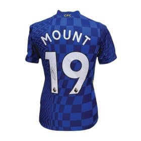 メイソン・マウントがチェルシー 2021/22 ユニフォームにサイン