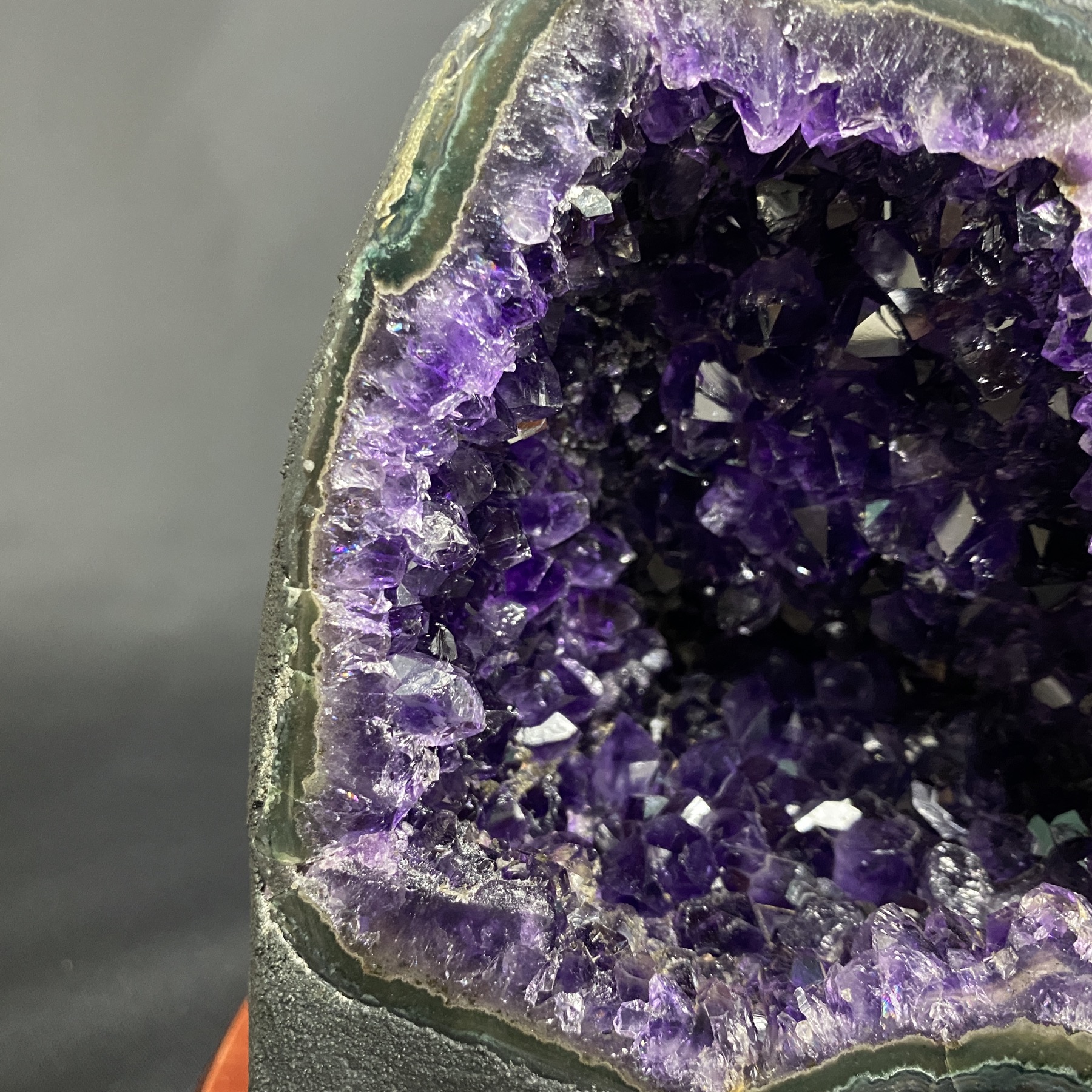 濃紫！ウルグアイ産アメジストドーム 3.02kg 台座付き【AMD-0004