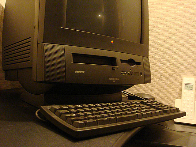 Macintosh Performa 5440 (Apple) 1996年 | 古いハードに囲まれて