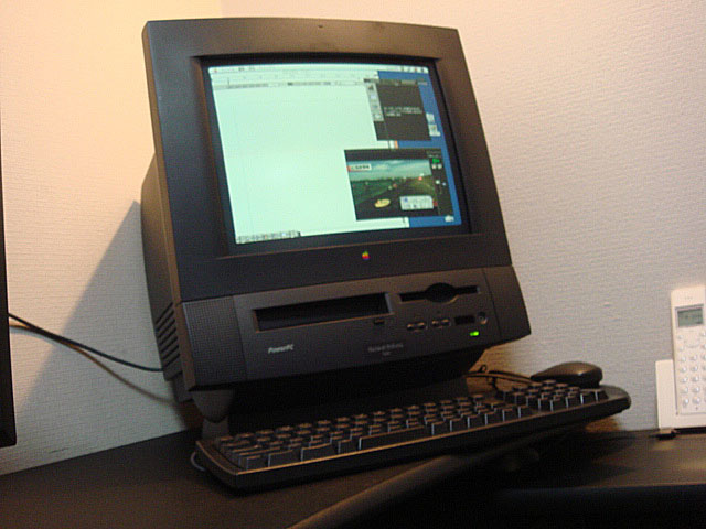 Macintosh Performa 5440 (Apple) 1996年 | 古いハードに囲まれて