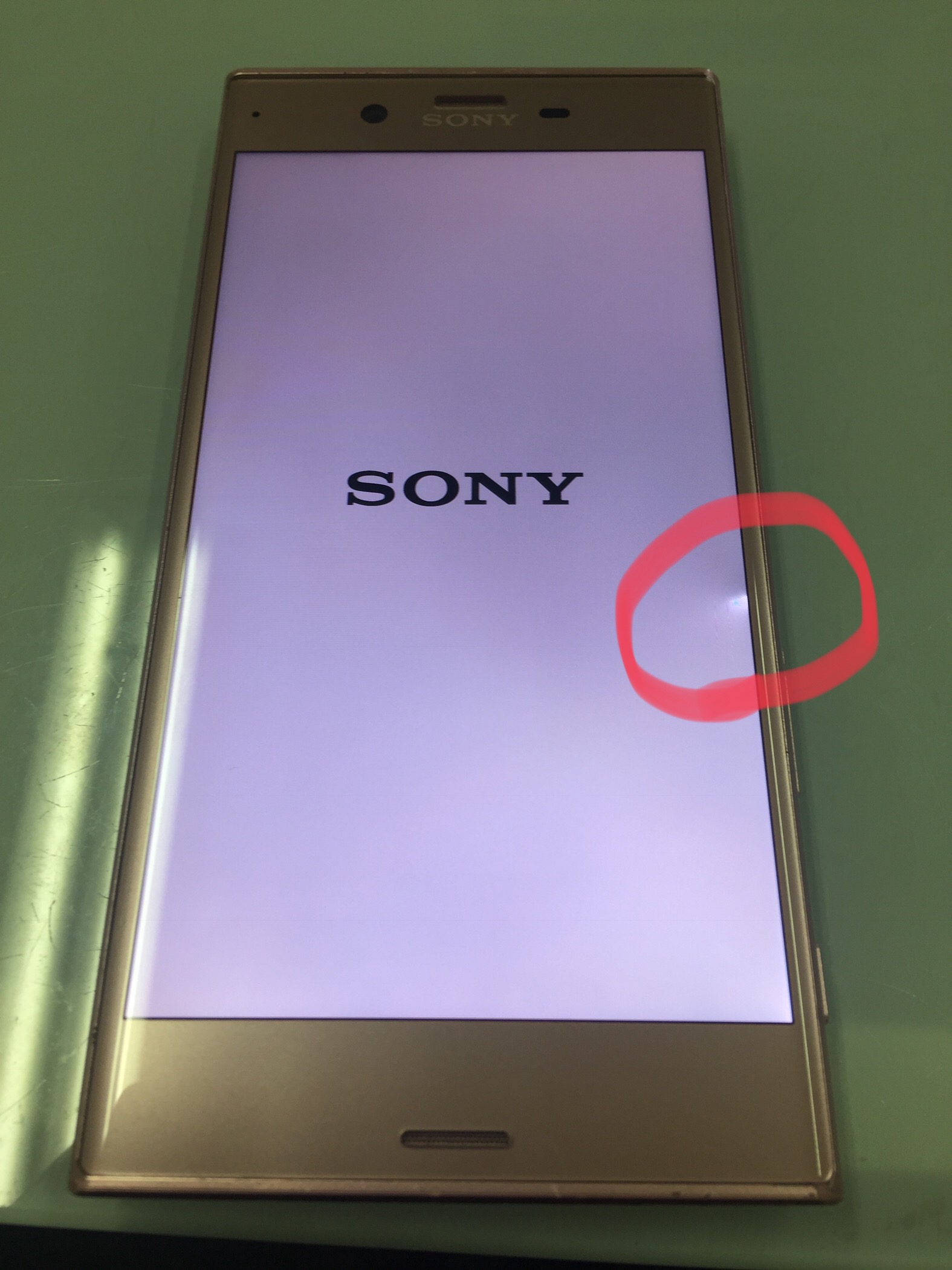 液晶に小さな傷が入ってしまったXperiaXZ、当店にお任せを