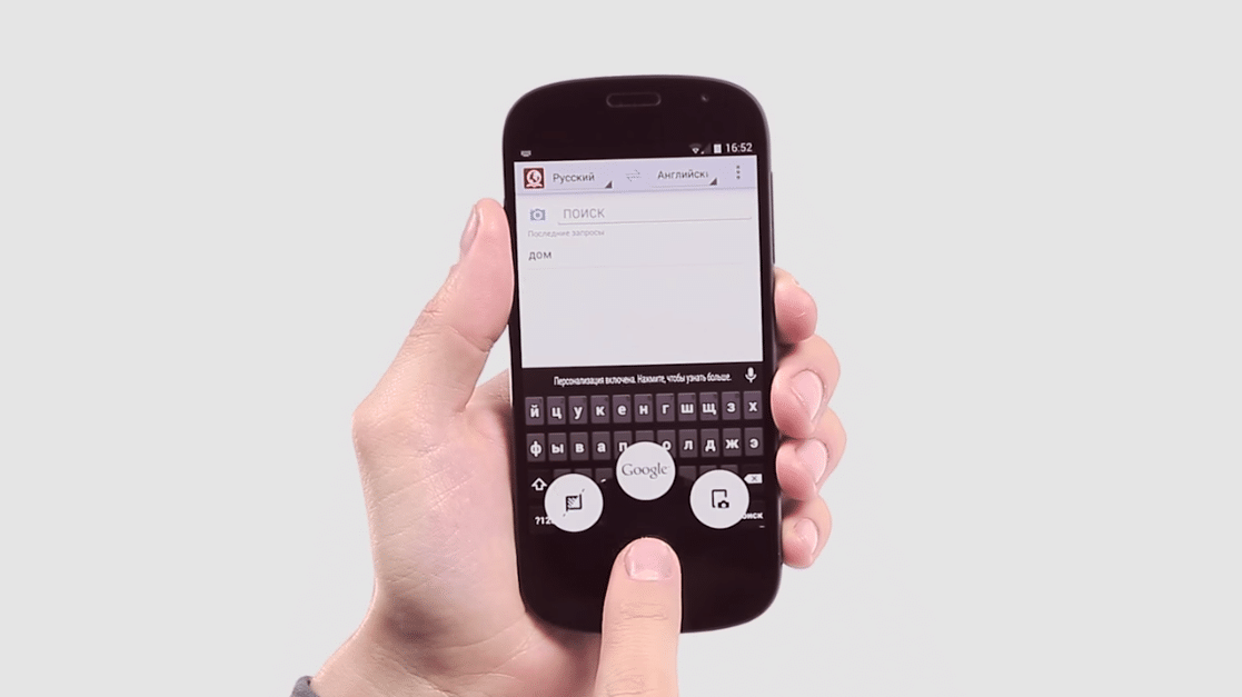 背面にE-Inkのモノクロディスプレイ搭載のYotaPhone 2(YD201)が