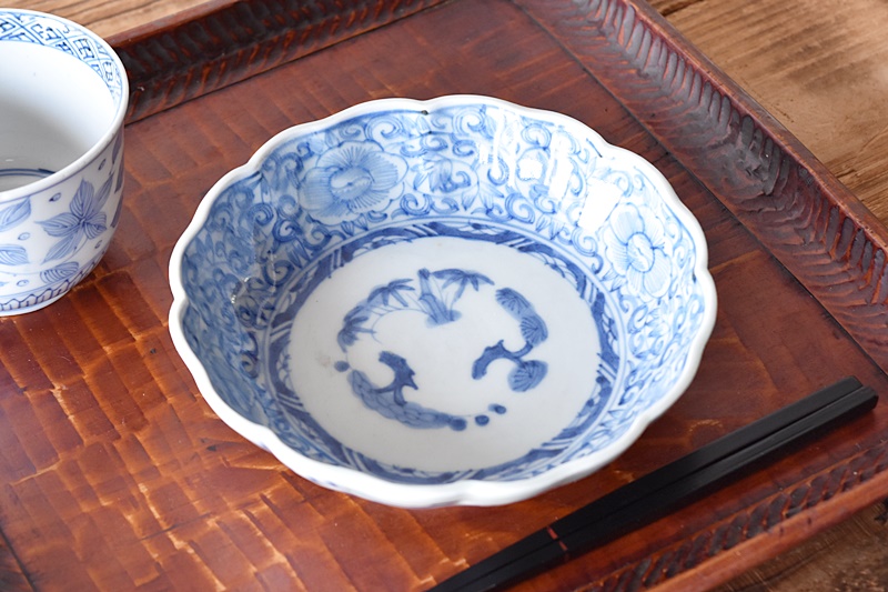 古伊万里 染付 花唐草 松竹梅 線描き 輪花型 膾皿 - 生活骨董と古布の