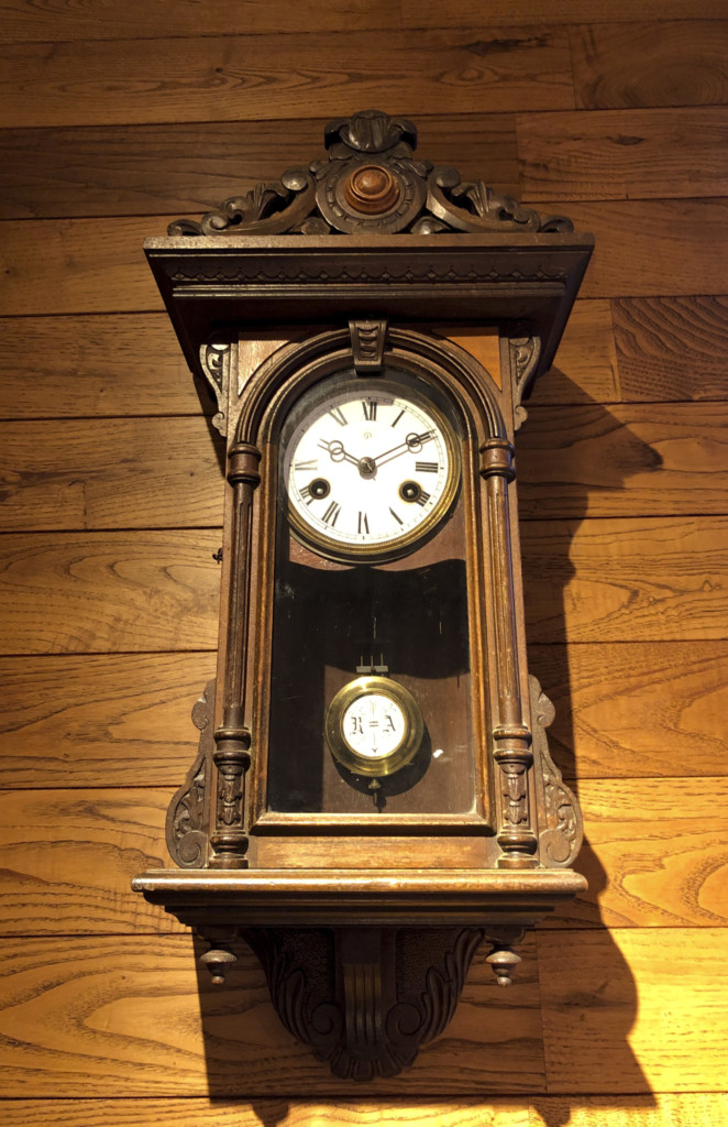 秋の夜長を刻む ユンハンスの柱時計 - 古好屋 ブログ