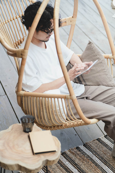 ハンギング ラタンチェア｜天然素材のやさしさに包まれる、吊り下げ式