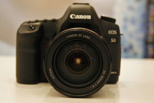 ASCII.jp：キヤノン初の動画対応デジタル一眼「EOS 5D Mark II」発表 (1/2)