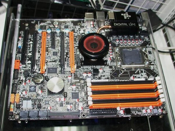 ASCII.jp：「Core i7」用!? LGA 1366対応のFoxconn製マザーの展示開始