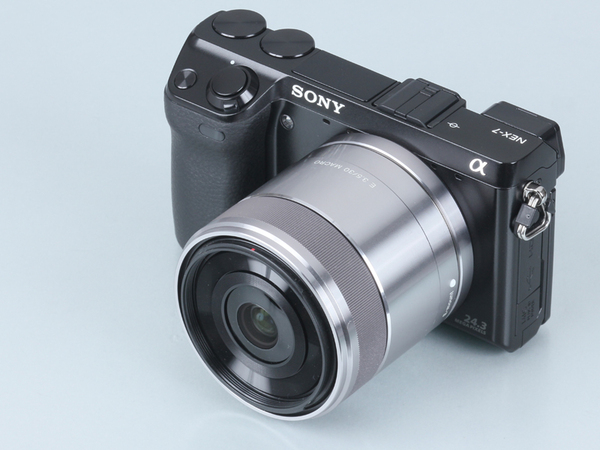 ASCII.jp：ミラーレス機でこそカッコよく撮る！ 単焦点レンズのススメ