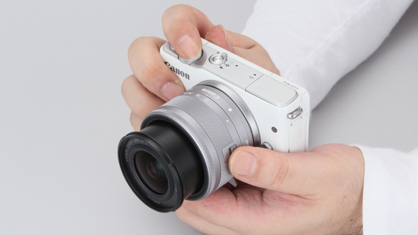 ASCII.jp：入門層を狙ったキヤノンの自撮りカンタンミラーレス「EOS