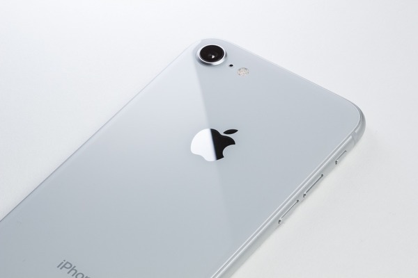 実機レビュー】iPhone 8シリーズのワイヤレス充電を試した：石川温氏