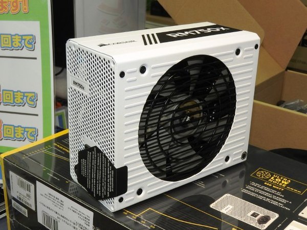 ASCII.jp：意外と珍しい ボディもケーブルもホワイトな電源ユニット