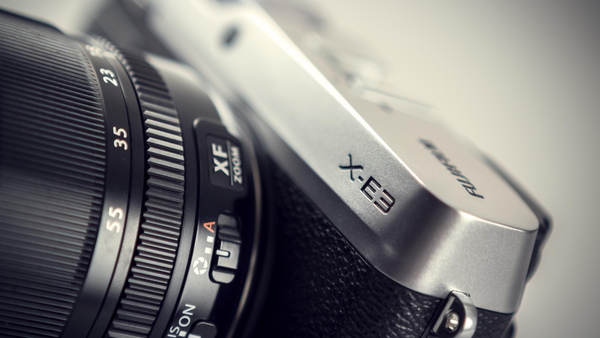 ASCII.jp：富士フイルム「X-E3」はメカメカしいコンパクトボディーに