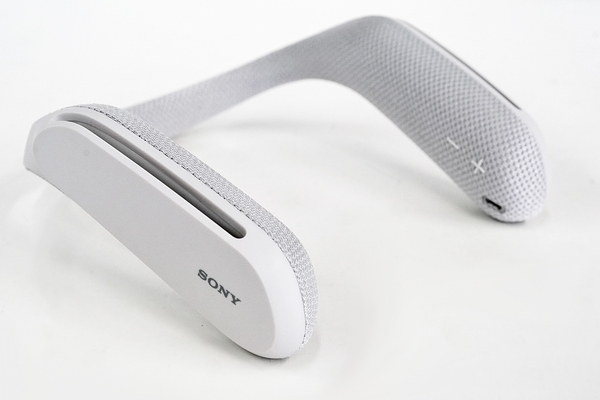 ASCII.jp：没入感が極まった肩掛けスピーカー「SRS-WS1」：Xperia周辺機器