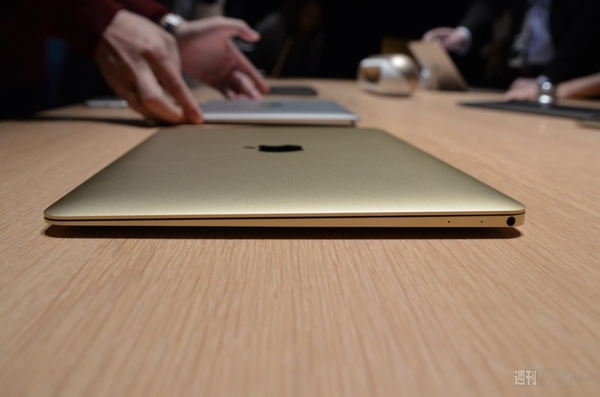 初の本体色ゴールド、感圧パッドの驚き 極薄MacBook 12インチRetina