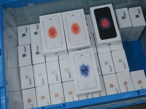 ASCII.jp：初代iPhone SEの未使用品が大量発掘でアキバに並ぶ